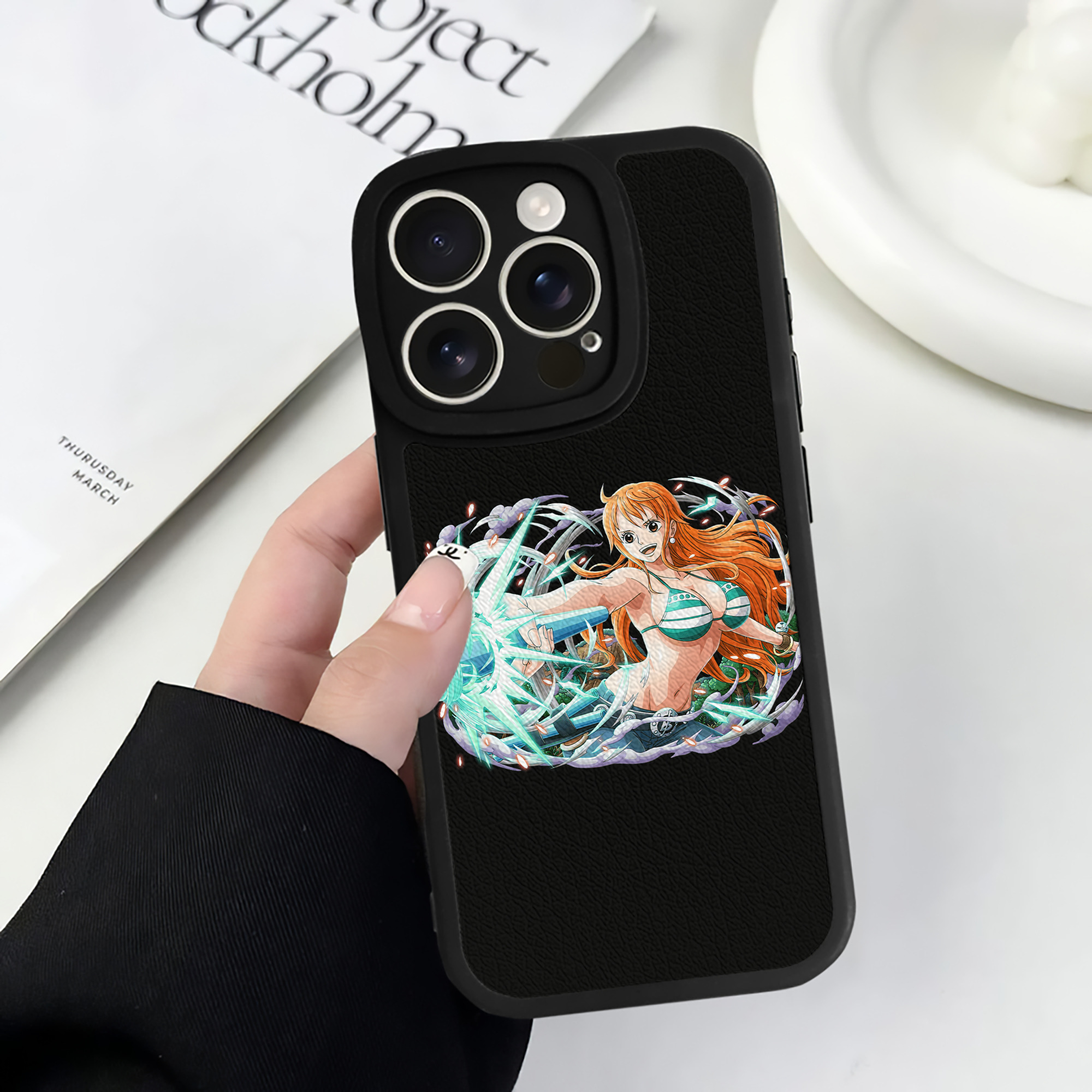 （画像用） ワンピース ナミ ONE PIECE Nami 【iPhone 16シリーズ対応】シリコンスマホケース（レザー調） 材質：シリコン